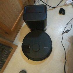 Like Mew Roomba Bundle Cordless With Docking Station And Automatic Dump.. Also Is A Mop Aswell Comes With Alot Of Extras Everything You See Here 50$