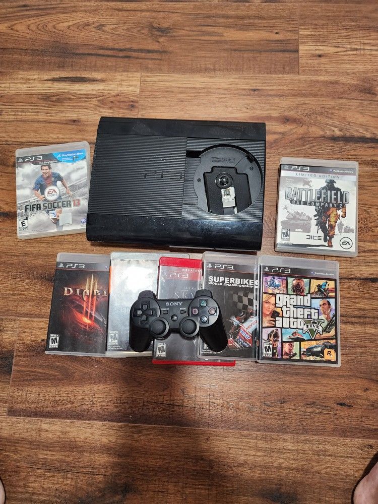 PlayStation 3 super slim + games + controllers