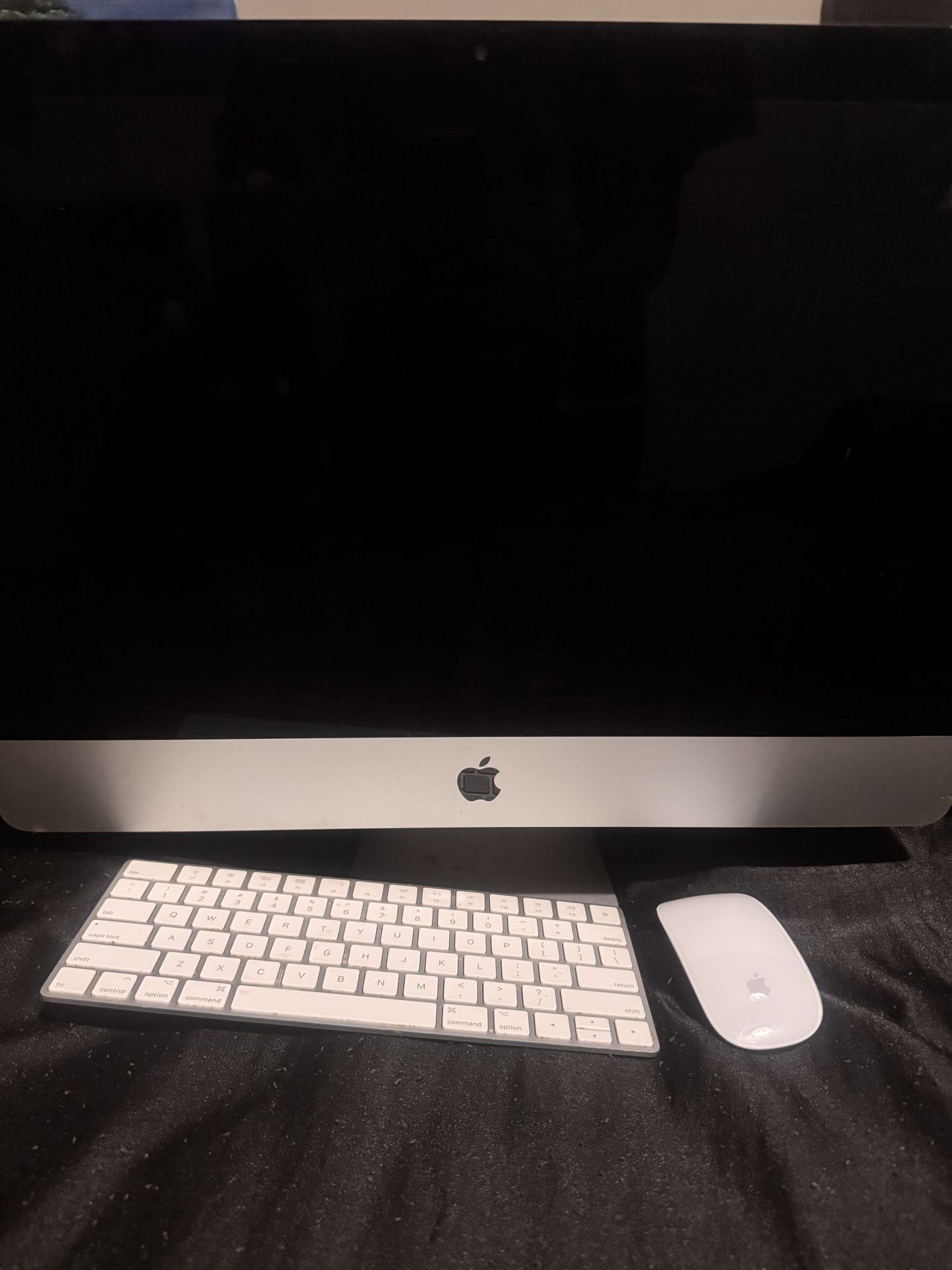 Apple Computer with wireless keyboard and mouse 