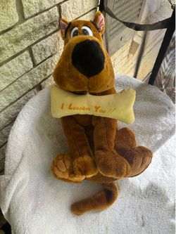This Scooby-Doo plush holding an "I Looove You!!" bone plush doll