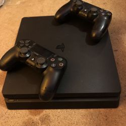PlayStation 4 W Two Controllers 