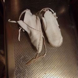 Minnetonka Leather Baby Toddler Moccasins With Bells