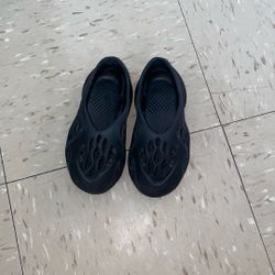 🖤 Kids Yeezy Foam Runners – Black, Size 8 (24/25 EU) Worn !