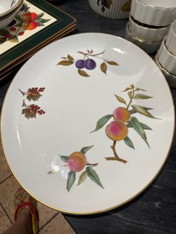 Royal Worcester Evesham Gold Dinnerware Set Service for 9 + Serving Pieces England
