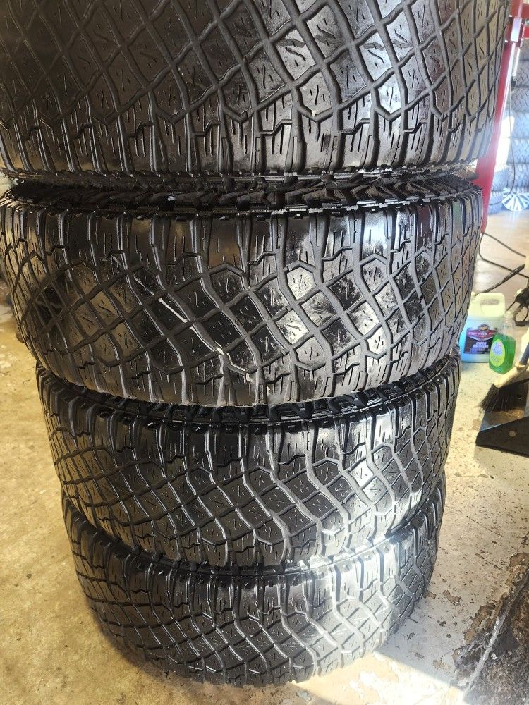 GOODYEAR 315 70 17 (TIRE SET)