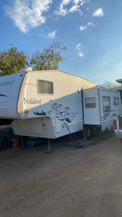2002  Forest River wildcat.  5th wheel.