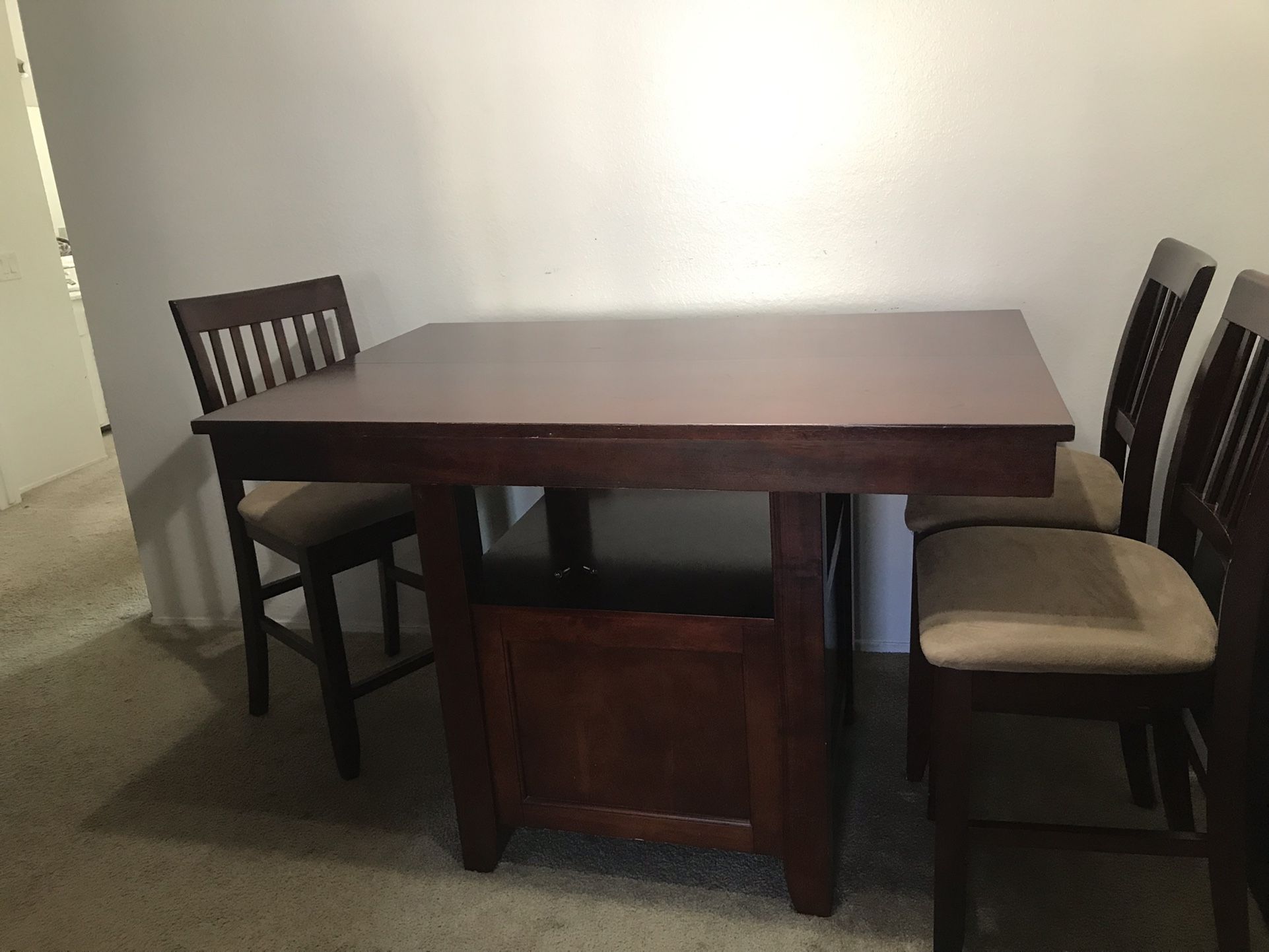 Table W/3 Chair 