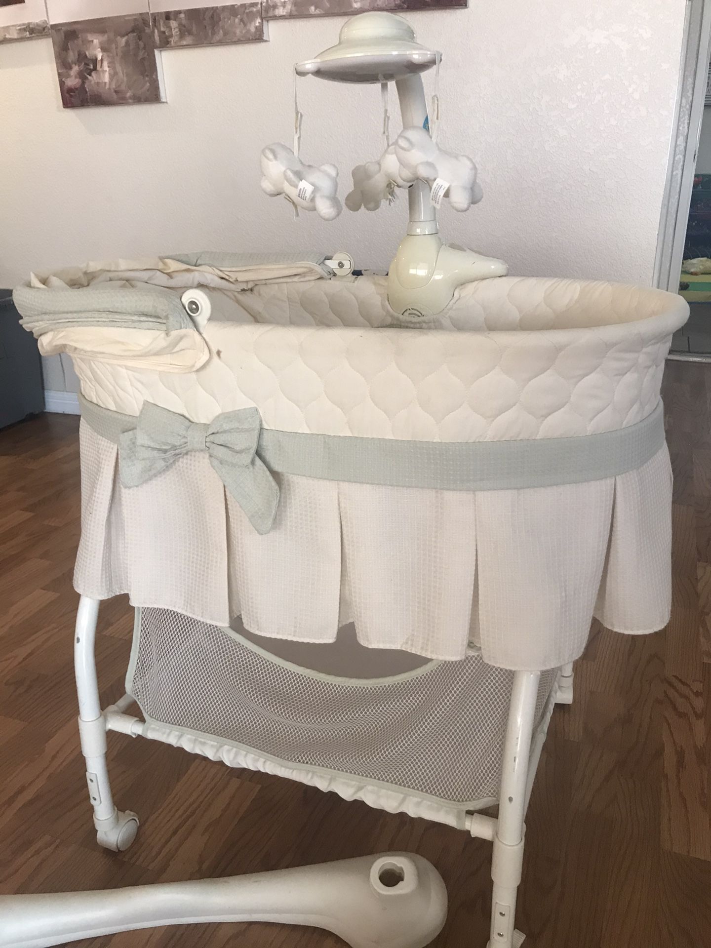 Kolcraft rocking bassinet