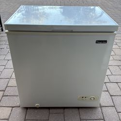 Magic Chef 5.2 chest Freezer