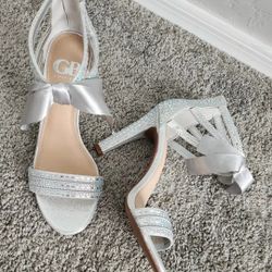 ✅️ Gianni Bini Silver 4" Rhinestone Heels• Size 7• New Condition• $30firm