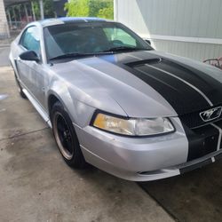 Silver Ford Mustang 00' 