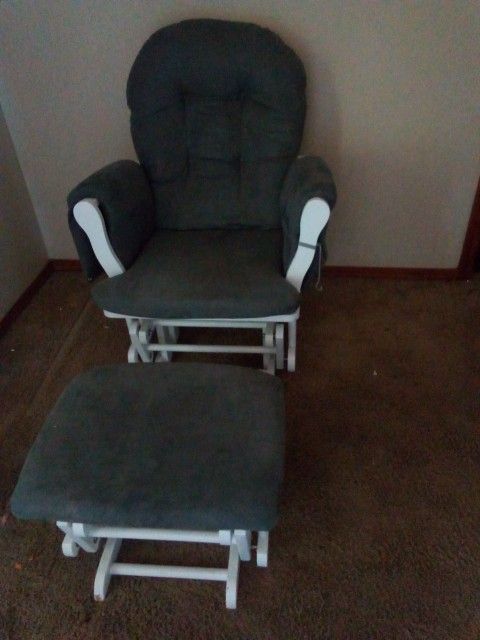 Almost New Nursery Rocker Perfect Condition Must Go!!!