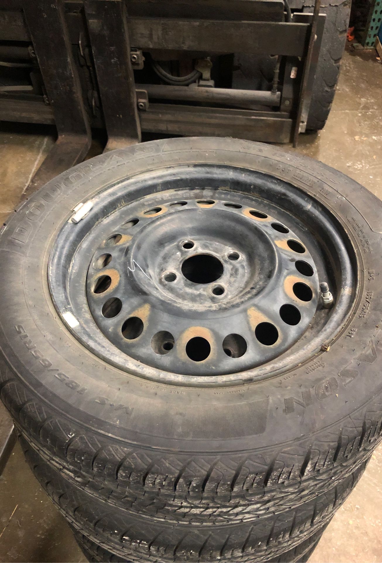 2012-2019 Nissan Vera one rim and tire 185/65 R15