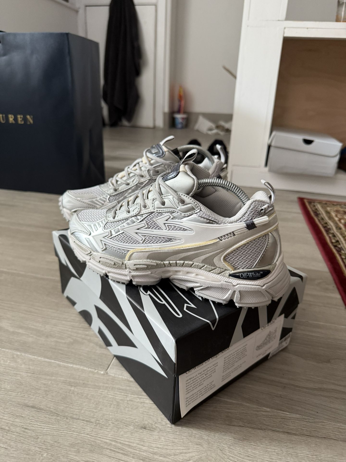 Off White Be Right Back