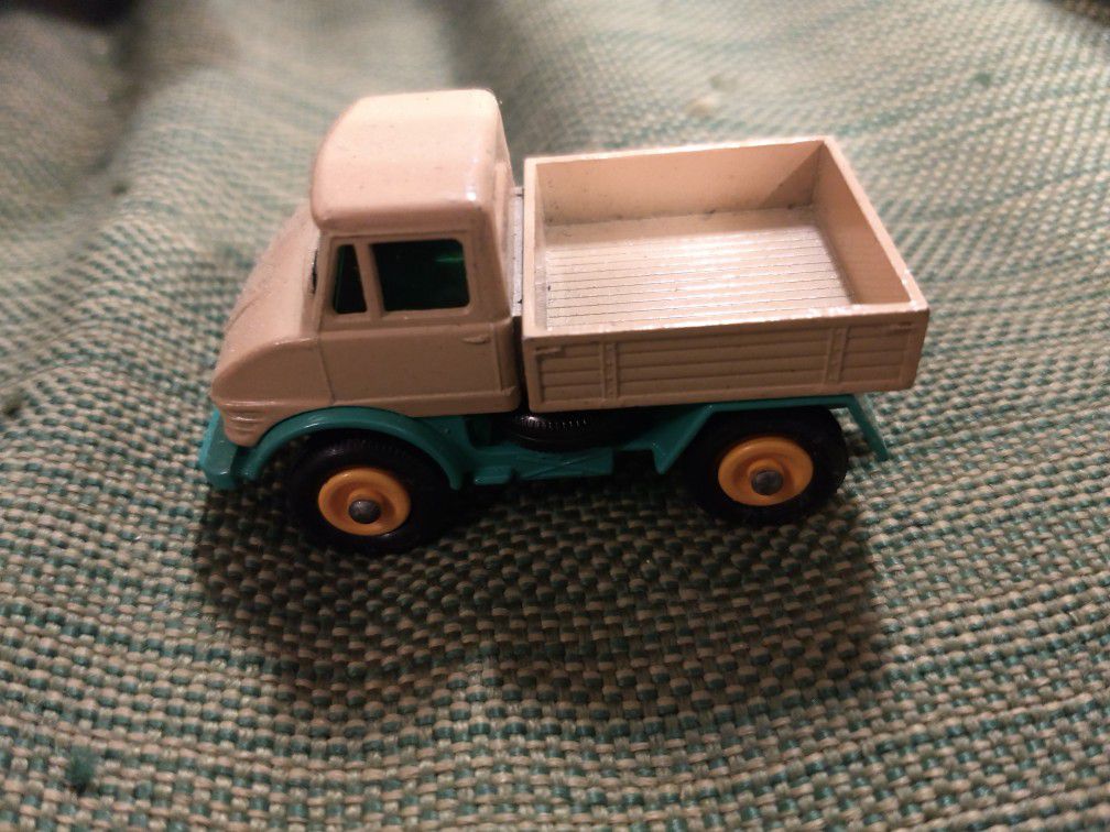 Vintage Matchbox Unimog and Lincoln Continental diecast toy cars