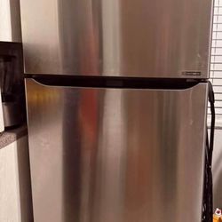 LG Stainless Steel Refrigerator (Top Freezer) – Ice Maker – Model LTCS20030S