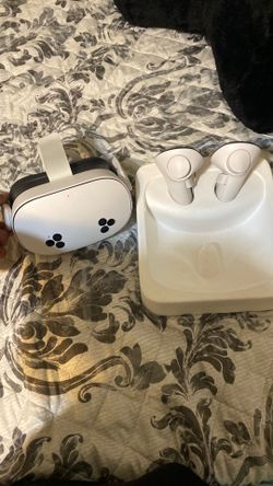 Oculus quest 3s no box just headset,controllers and charger. And comes with no battery’s