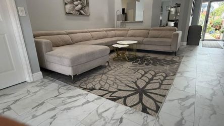 ROOMS TO GO LARGE SECTIONAL SOFA WITH CHAISE + CENTER TABLE & RUG - Delivery is Negotiablel