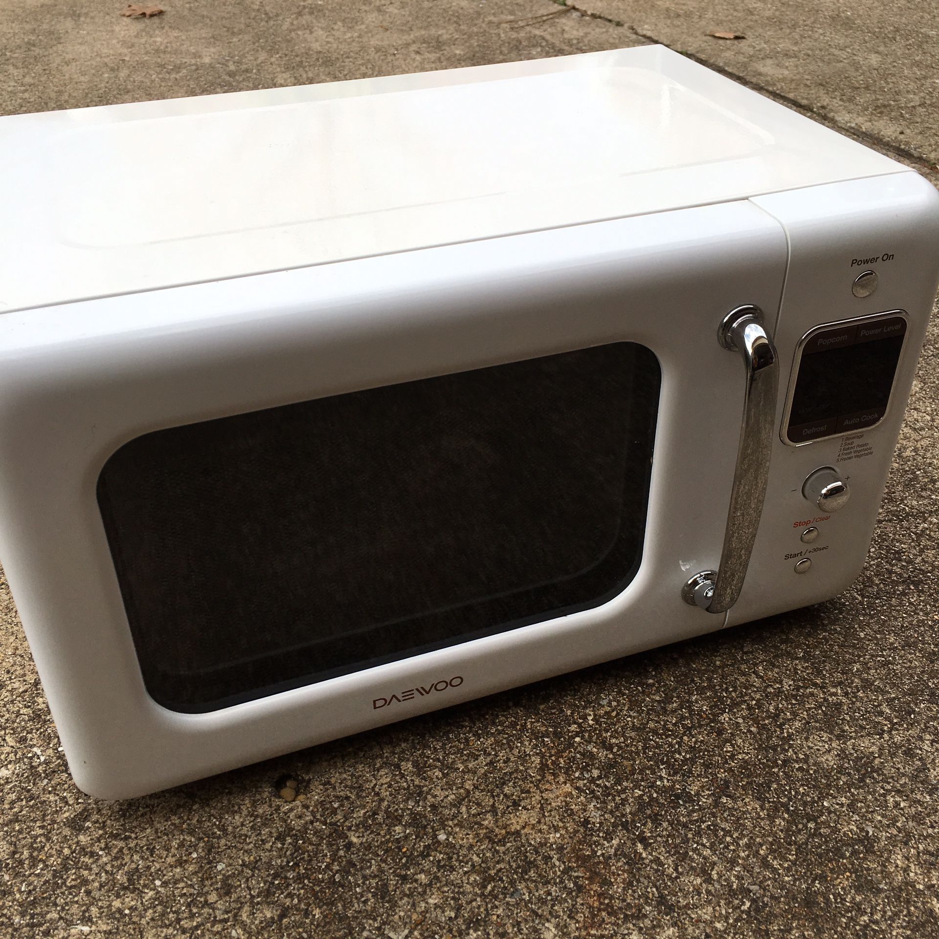 Daewoo KOR-7LREW Retro Countertop Microwave Oven
