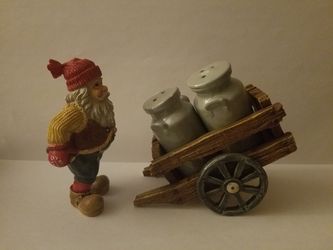 Santa Wheelbarrow Salt and Pepper Shaker set