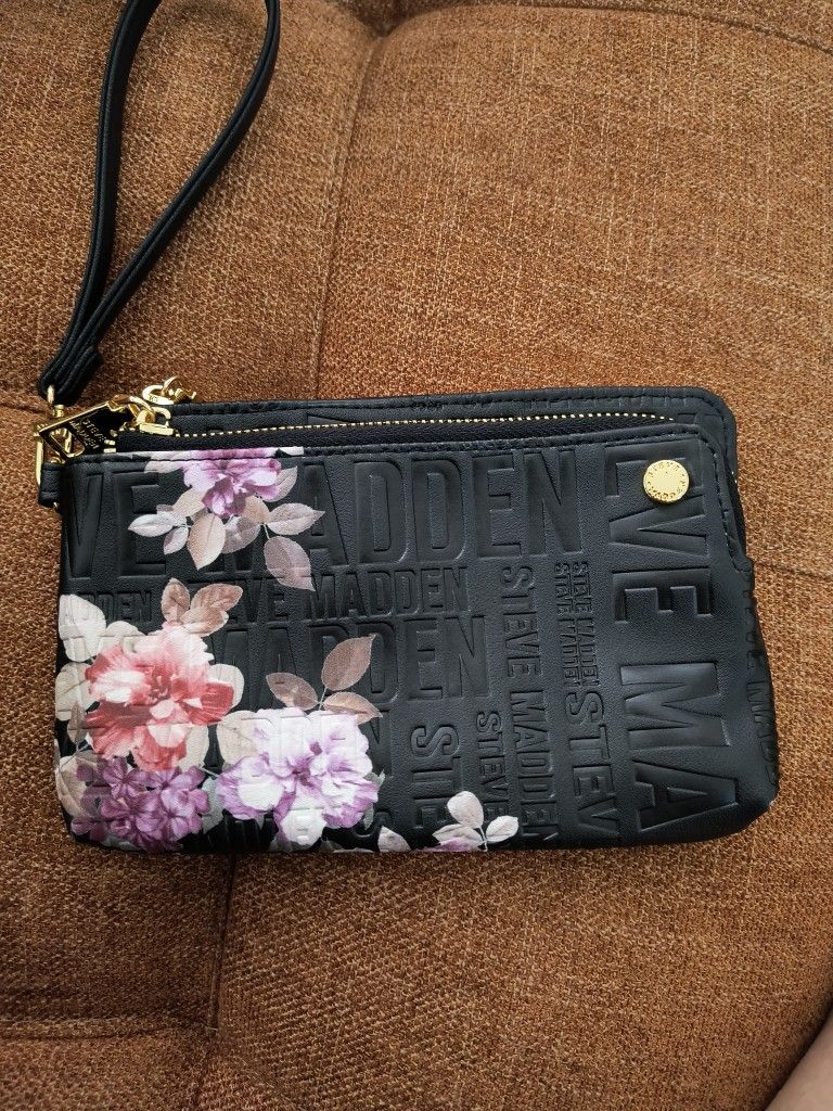 Steve Madden wristlet 