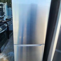 Insignia brand 2-door refrigerator, freezer at the bottom, is new
