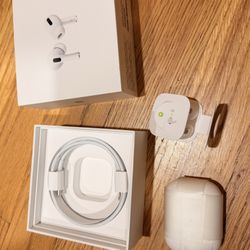 AirPods Pro With Wireless Charging Case