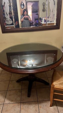 Round Table with heavy duty Glass