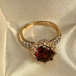 Beautiful garnet Gold Tone ( NOT REAL GOLD) ring Sz 7.5