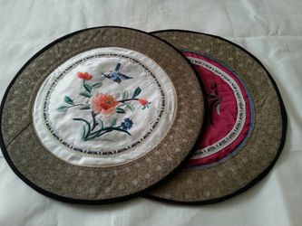 CHINESE SILK ROUND MAT SET.