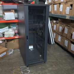 32u Rolling Server Rack, Almost New. No Damage. 