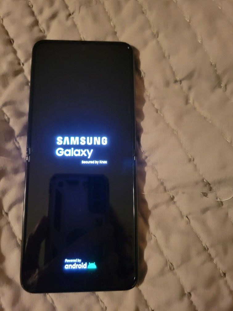 SAMSUNG GALAXY FLIP 4 WITH CHARGER