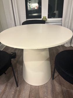 White Round Pedestal Dining Table