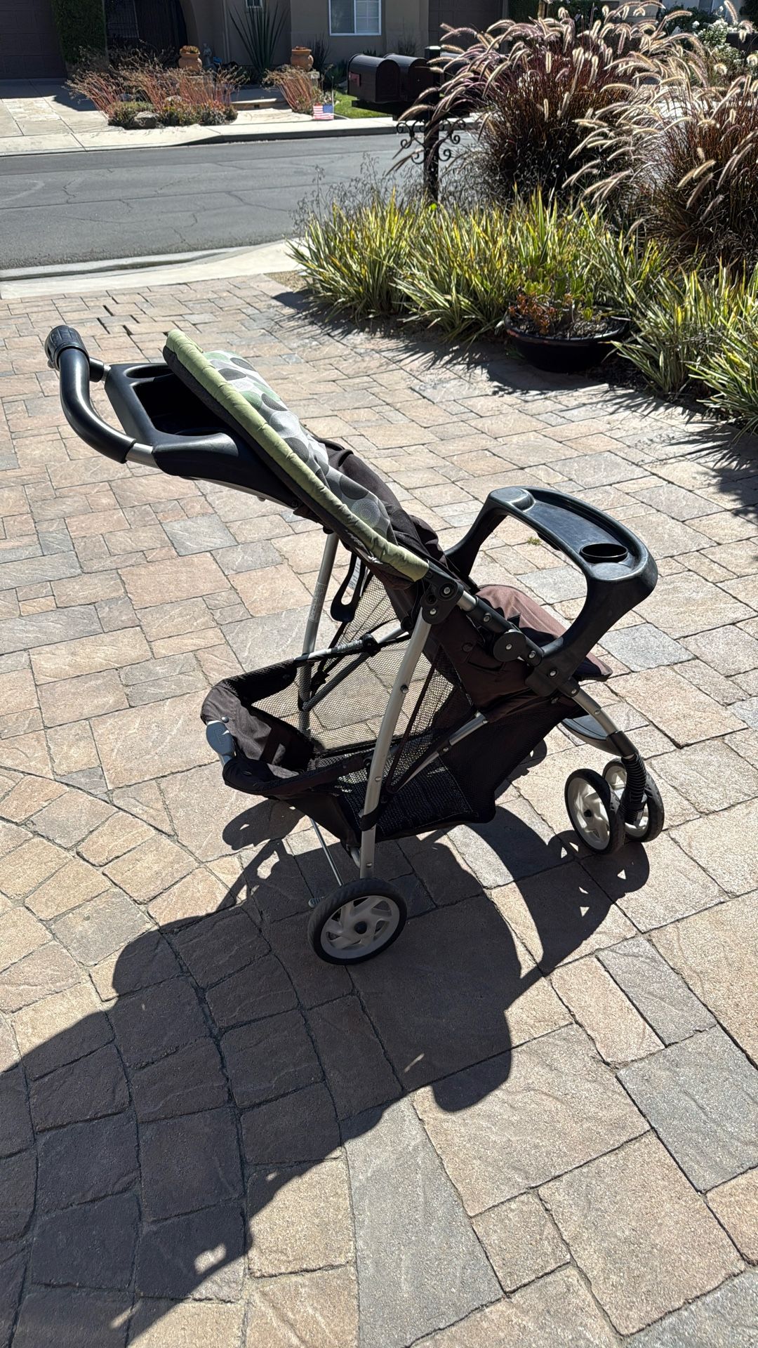 Graco Lightweight Stroller. Adjustable Back. One Hand Folds Flat