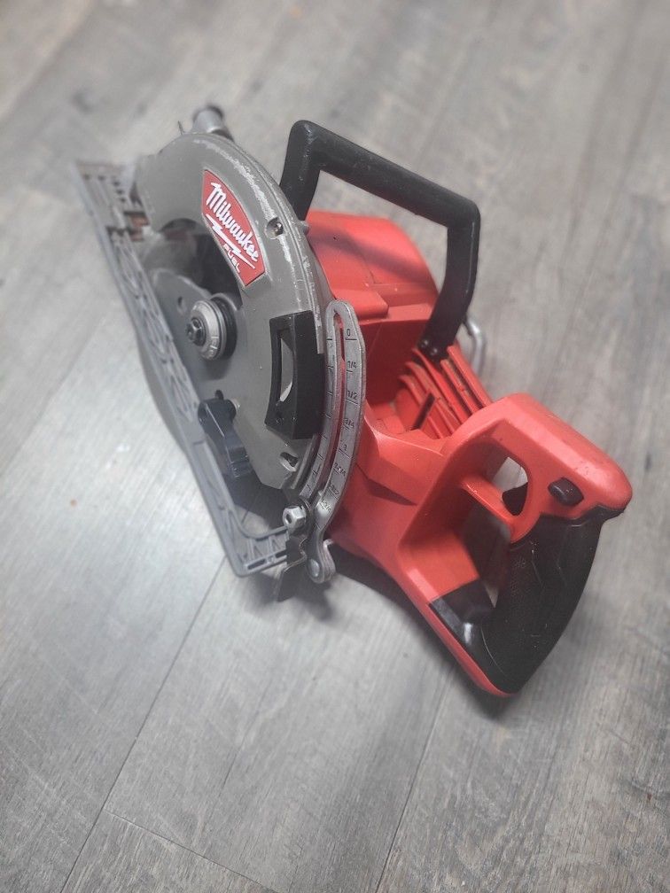 Milwaukee
M18 FUEL 18V Lithium-Ion Cordless 7-1/4 in. Rear Handle Circular Saw (Tool-Only)