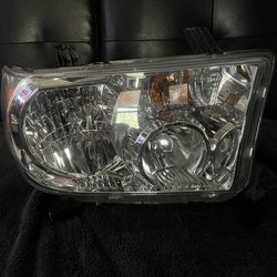Toyota Tundra Headlight 