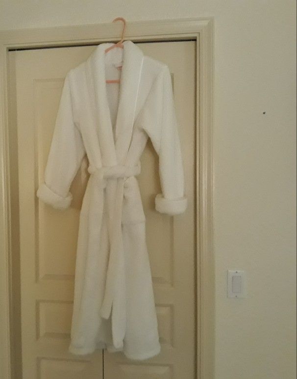 LADIES SIZE S/M BATH & BODYWORKS PLUSH POLYESTER FLEECE WRAP STYLE ROBE WITH BELT
