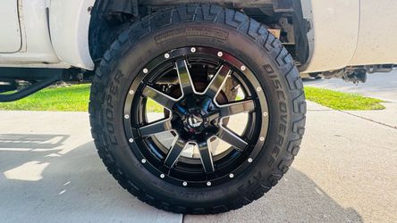 20” Fuel Maverick Wheels and Copper Discover A/T3 XLT tires 275/70r20