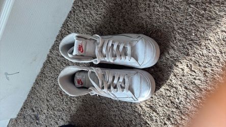 white nike shoes
