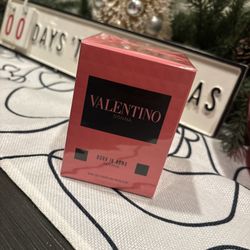 Valentino Donna Born in Roma