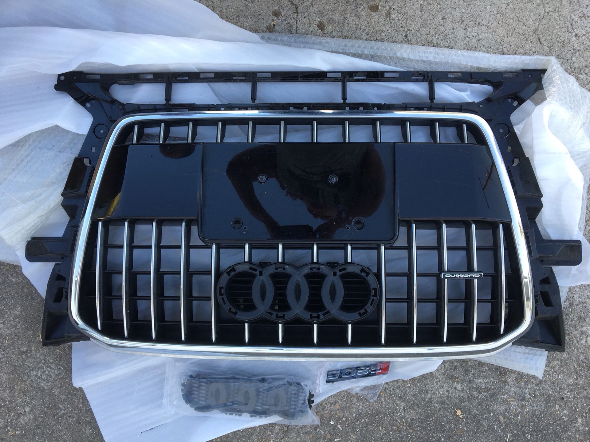 Audi RSQ3 FRONT GRILL WITH EMBLEM&LICENSE PLATE HOLDER- WITH FREE ROOF RACKS (NO LOCKING KEY TOOL)