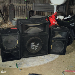 2 Yamaha sm12v 1 sh1512er comes with no cords though