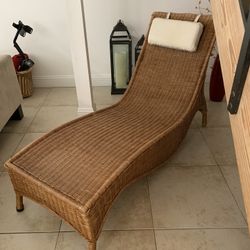 Pier One Chaise Louge Excellent Condition DORAL AREA