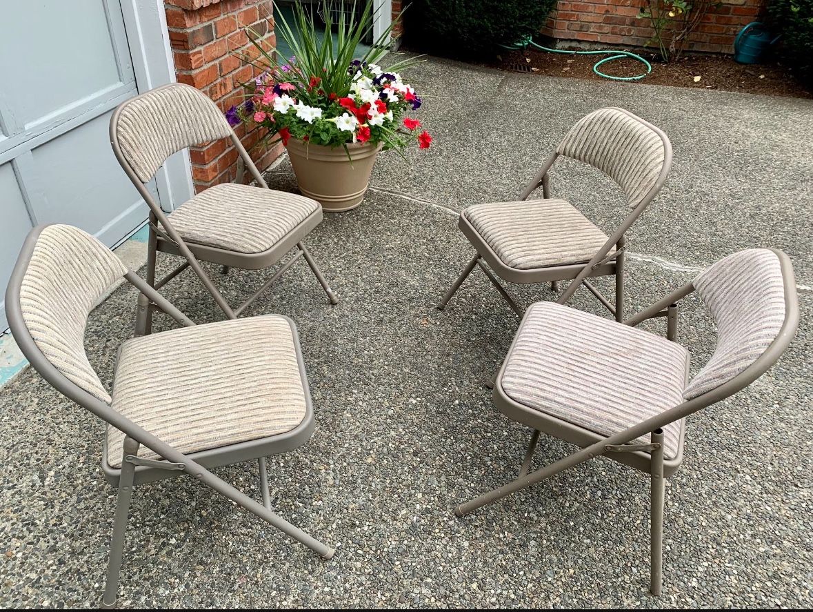 A set of 4 Folding Chairs in like new condition, Samsonite brand