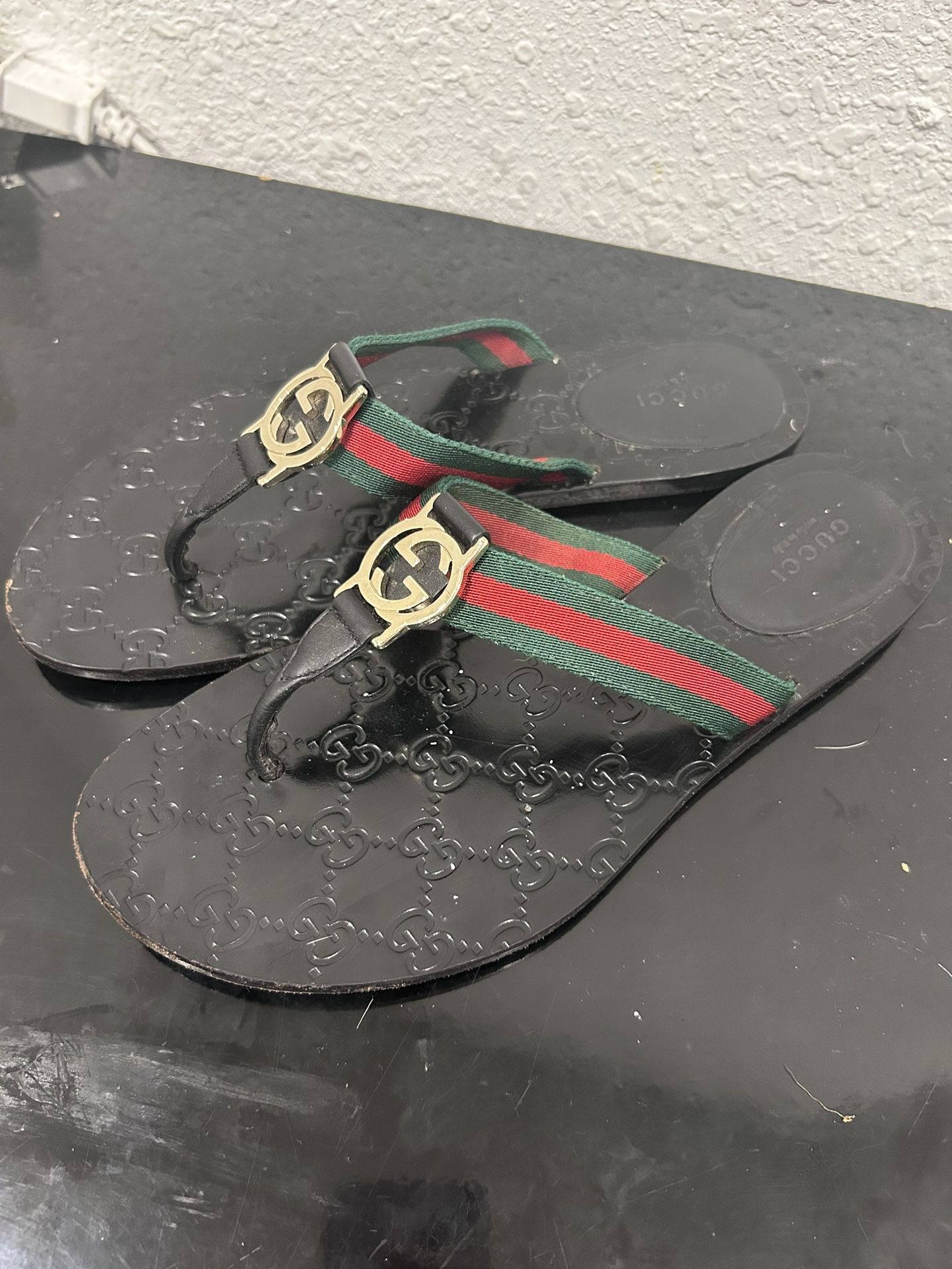 Size 38 Gucci Black Thong Sandals With Green And Red Straps