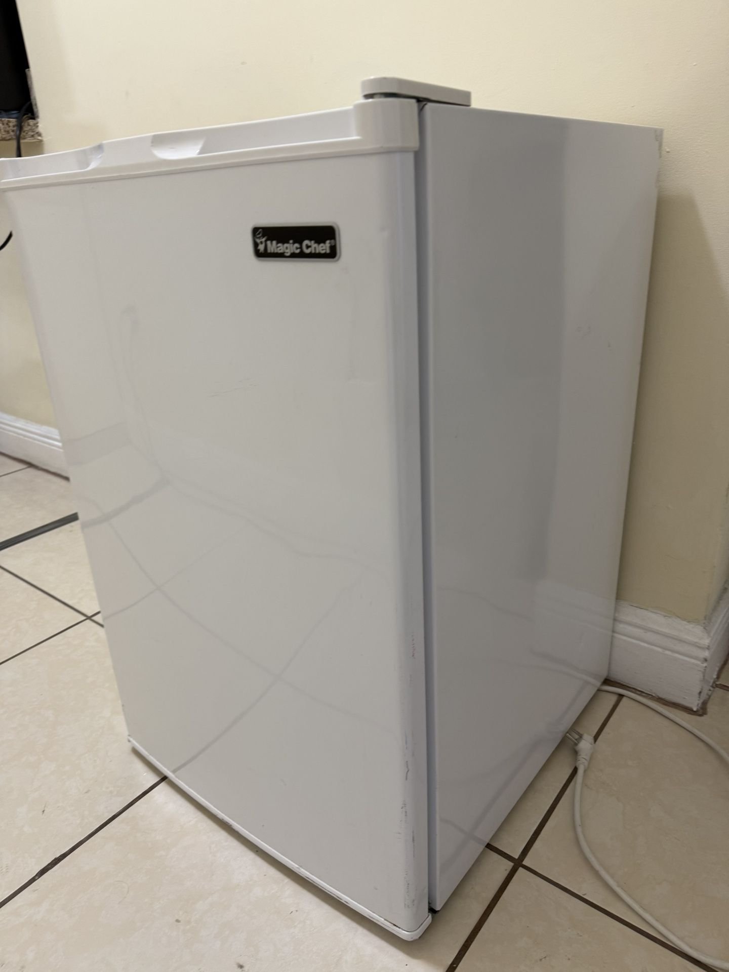 Mini Fridge Magic Chef