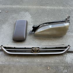 ► 1(contact info removed) Toyota Camry headlight front grill arm rest make me an offer