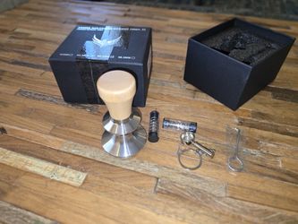 58.3mm Auto-Leveling Calibrated Spring-Loaded Espresso Tamper – Stainless Steel Base with KNODOS Maple Wood Handle
📍 Located in Downtown Summerlin, L
