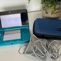 Nintendo 3DS Aqua Blue Console Stylus Charger 4 GB SD (USA)  Pen Video Game Rare