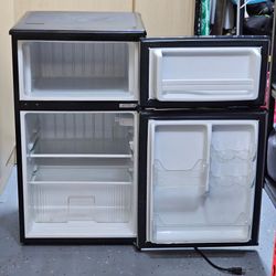 Frigidaire - 3.1 Cu. Ft. Compact Refrigerator Silver